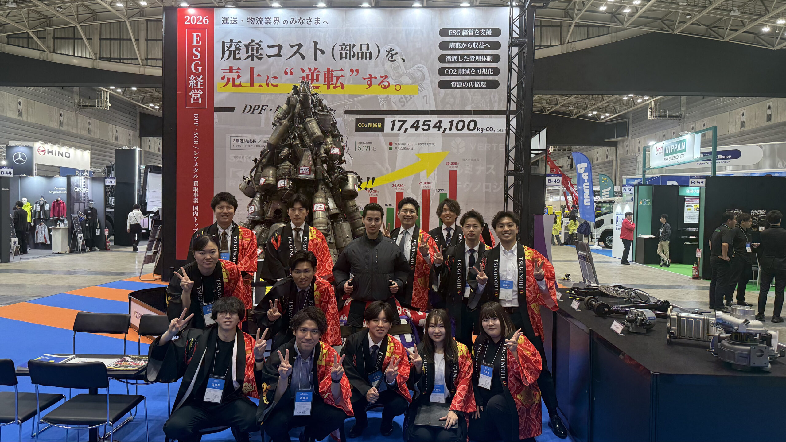 ジャパントラックショー2026に出展した次の灯ブースとスタッフ一同の様子