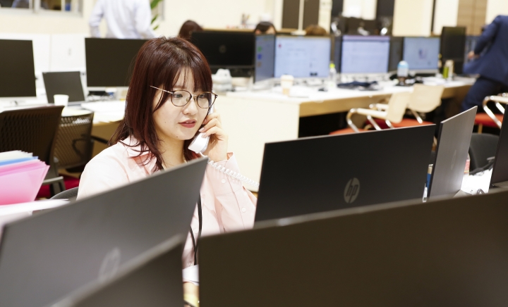 女性社員が電話をかけている様子