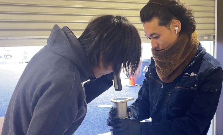 男性社員が資料をチェックしている様子