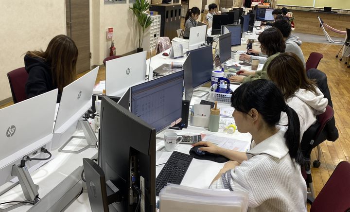 社員がパソコンで仕事をしている様子